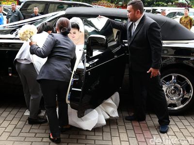 Like a Princess! Sandra Dewi Tiba di Katedral