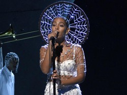 Solange Tampil dengan Rambut Jaring Laba-laba Berhiaskan 2 Ribu Swarovski