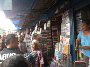 Blusukan ke Toko Buku di Senen, Agus Yudhoyono Beli Peta Dunia