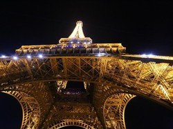 Melihat Menara Eiffel dari Dekat, Oh Indahnya!