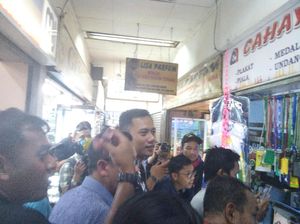 Sambil Belanja Teri, Agus Yudhoyono Dengarkan Keluhan Pedagang Pasar Senen