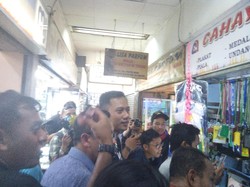 Sambil Belanja Teri, Agus Yudhoyono Dengarkan Keluhan Pedagang Pasar Senen