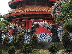 Atraksi Barongsai Pukau Pengunjung Kelenteng Kong Miao