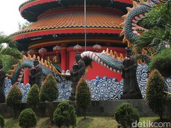 Atraksi Barongsai Pukau Pengunjung Kelenteng Kong Miao