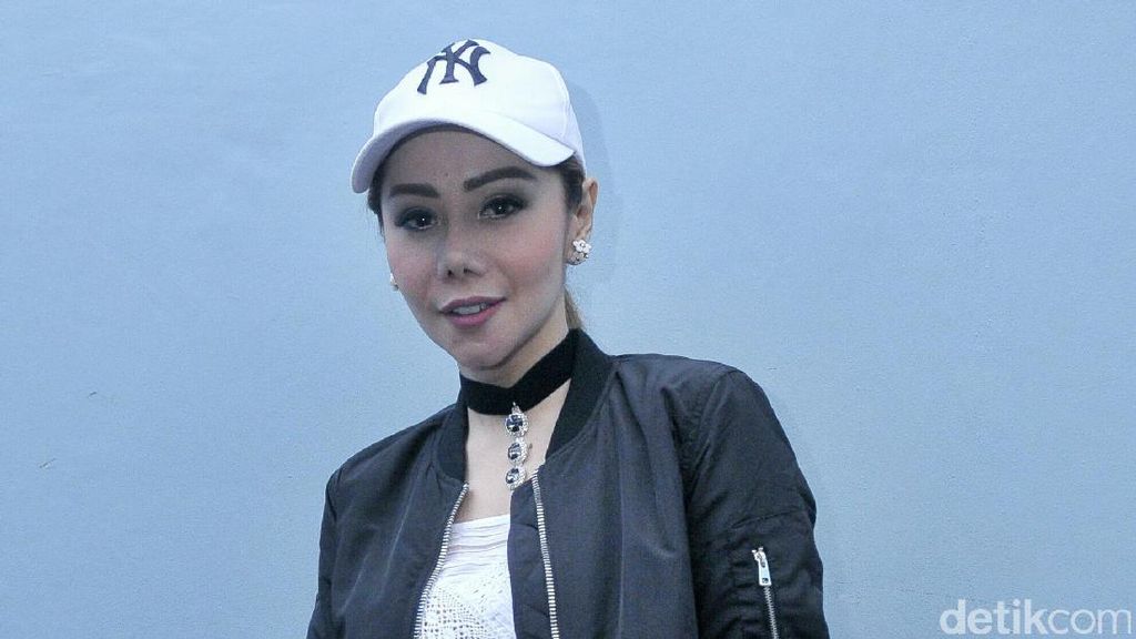 Ini Penampakan Femmy Permatasari Usai Operasi Ini Penampakan Femmy Permatasari Usai Operasi