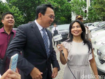 Aksi Feni Rose di Pernikahan Sandra Dewi