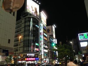 Geliat Sibuk Kota Tokyo di Malam Hari