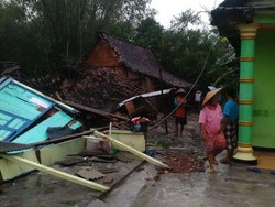 Di Lamongan, 10 Rumah Roboh dan Puluhan Lainnya Rusak Disapu Puting Beliung