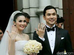 November Penuh Cinta Bagi Sandra Dewi November Penuh Cinta Bagi Sandra Dewi