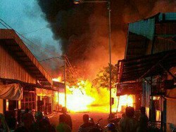 6 Unit PMK Dikerahkan untuk Padamkan Kebakaran Pasar Baru Porong