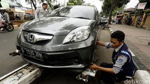Dishub Derek Mobil Parkir Sembarangan