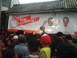 Hujan Deras, Anies Kampanye Sambil Berteduh di Teras Warga Koja