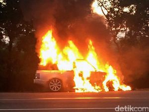 Si Jago Merah Lalap Range Rover di Tol Jagorawi