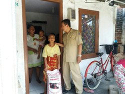 Ini Dia Nenek yang Viral Karena Jual Koran di Klampis Surabaya