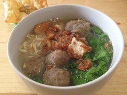 Bakso Kambing Ibu Hanna: Empuk Gurih Bakso Kambing Muda Berkuah Sedap