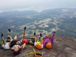 Menjajal Panjat Tebing Tertinggi Kedua di Asia
