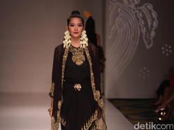 Pesona Keraton Jawa dalam Koleksi Busana Era Soekamto dan Ghea Panggabean