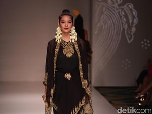Pesona Keraton Jawa dalam Koleksi Busana Era Soekamto dan Ghea Panggabean Pesona Keraton Jawa dalam Koleksi Busana Era Soekamto dan Ghea Panggabean