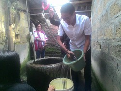 Pertama Kali Timba Air Sumur, Sandiaga: Bagus untuk Otot Biseps