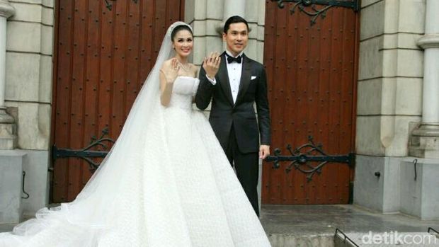 Momen Sandra Dewi dan Harvey Moeis usai menikah