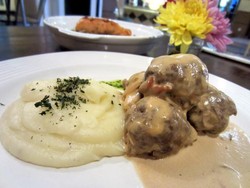 Nyamm! Ada Iga Cabe Ijo, Bakmi Jogja, dan Swedish Meatball Enak di Kawasan Dharmawangsa