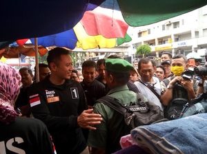 Nostalgia Agus Yudhoyono Saat Papasan dengan Prajurit TNI di Senen