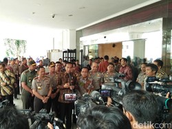 Jokowi Ucapkan Terima Kasih ke Polisi yang Bertugas saat Demo 4 November