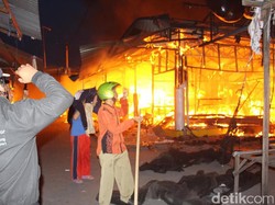 Lebih 5 Jam Api Berkobar, 600 Lapak di Pasar Baru Porong Hangus