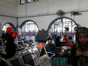 Keramaian Pasar Senen, Stasiun Favorit Para Backpacker