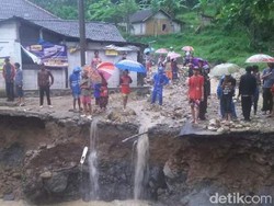 Jembatan di Garut Ambruk, Akses Jalan 2 Kecamatan Terputus