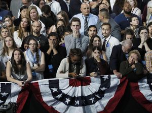 Ini Ekspresi Kesedihan Pendukung Hillary Clinton Ini Ekspresi Kesedihan Pendukung Hillary Clinton