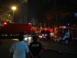 Petugas Naik Tangga Sampai Lantai 40 untuk Padamkan Api di Neo Soho