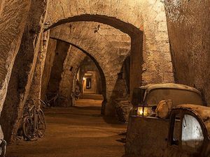 Di Italia, Lorong bawah Tanah Disulap Jadi Galeri Kendaraan Bekas