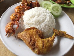RM Aroma: Empuk Gurih Ayam Goreng dan Burung Marlon Bumbu Kuning dari Bogor