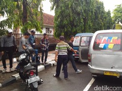 Sopir MPU Protes Mobil Carteran Plat Hitam di Stasiun Kediri