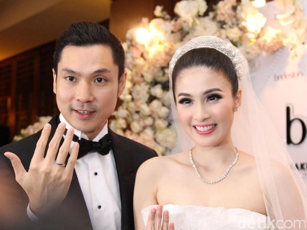 November In Love! Curhat Sandra Dewi Tentang Perjalanan Cintanya