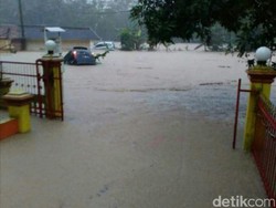 Longsor dan Banjir Kepung Beberapa Wilayah di Sukabumi, 8 Mobil Hanyut