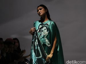Lukisan Wanita Bermata Hitam Karya Jeihan dalam Koleksi Busana Mel Ahyar Lukisan Wanita Bermata Hitam Karya Jeihan dalam Koleksi Busana Mel Ahyar