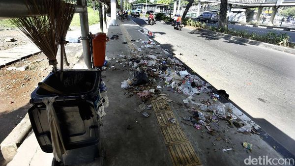 Sampah Berserakan di Halte Bus Cempaka Putih