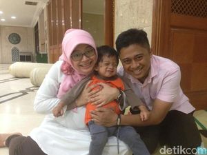 Seluruh Tubuh Hampir Tertutup Bercak Hitam, Balita Ini Tetap Lincah dan Ceria