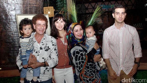 Potret Keluarga Besar Fachri Albar