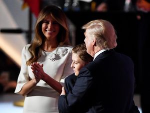 Ibu-ibu Resah karena Melania dan Barron Trump Menolak Pindah ke Gedung Putih