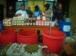 Polisi Gerebek Industri Rumahan Miras Palsu