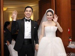 Sahabat Tampil Biru Cinderella di Pernikahan Sandra Dewi