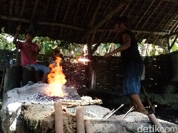 Bergantung pada Tengkulak, Diserbu Produk Cina