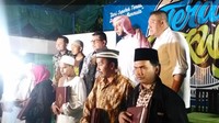 Syekh Ali Jaber Bagikan Alquran Braile Digital dalam Pengajian di Yogyakarta