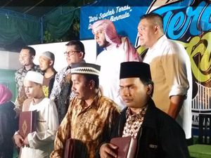 Syekh Ali Jaber Bagikan Alquran Braile Digital dalam Pengajian di Yogyakarta