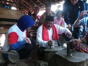 Kampanye di Pandeglang, Rano Karno Babacakan dengan Warga Pembuat Emping