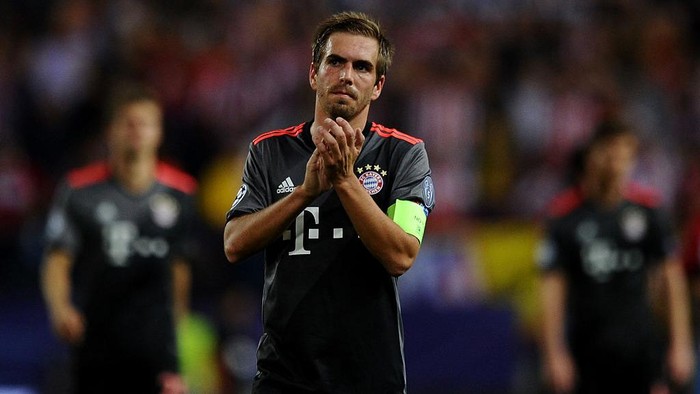 Philipp Lahm MADRID, SPAIN - SEPTEMBER 28: Philipp Lahm of Bayern Muenchen applauds the fans after the UEFA Champions League group D match between Club Atletico de Madrid and FC Bayern Muenchen at the Vicente Calderon Stadium on September 28, 2016 in Madrid, Spain. (Photo by Denis Doyle/Getty Images)