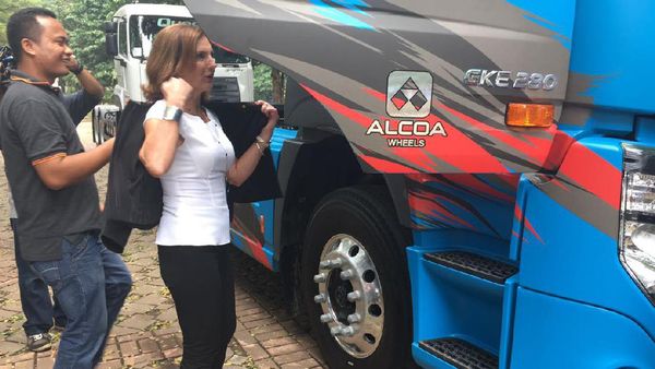 Senyum Dubes Swedia Saat Menyetir Truk